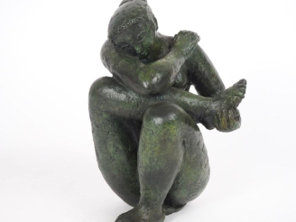 Vente aux enchères Antoniucci VOLTI (1915-1989) « Jeune femme accroupie ». Sculpture en b