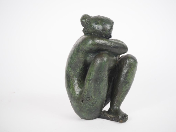 Antoniucci VOLTI (1915-1989) « Jeune femme accroupie ». Sculpture en b