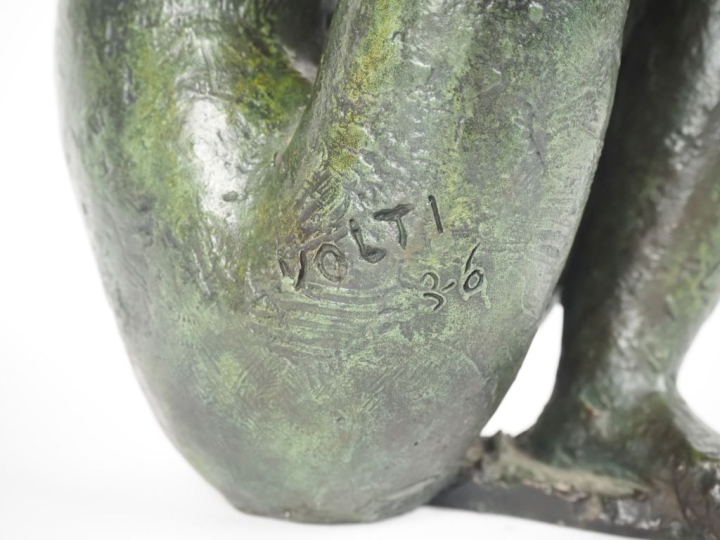 Antoniucci VOLTI (1915-1989) « Jeune femme accroupie ». Sculpture en b