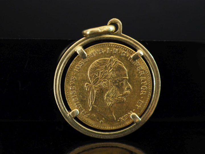 Pendentif en or jaune 750, serti en son centre d'une pièce de 10 Franc