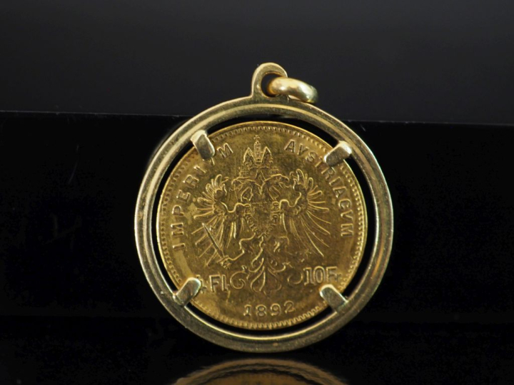 Pendentif en or jaune 750, serti en son centre d'une pièce de 10 Franc
