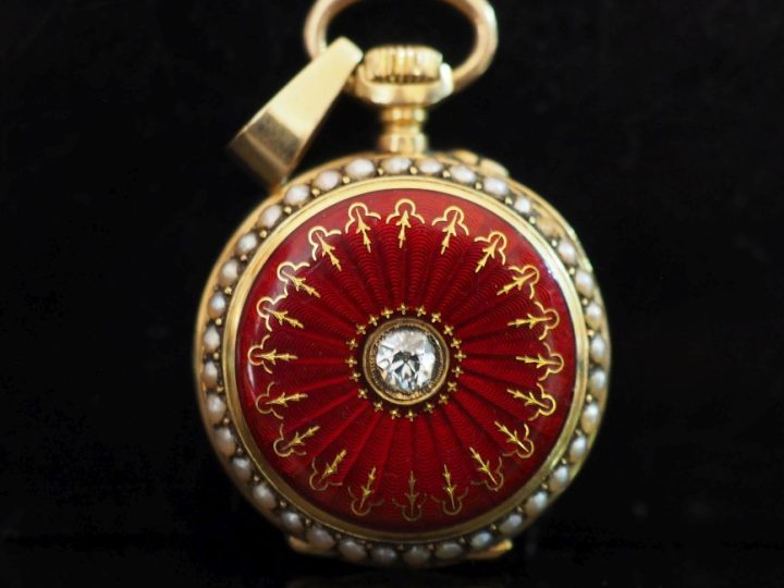 Ravissante montre de col Napoléon III en or jaune 750.  Cadran à chiff