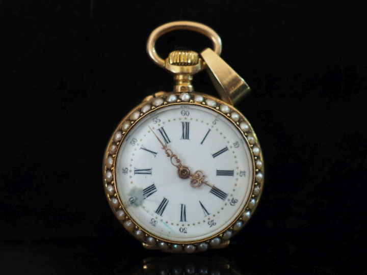 Ravissante montre de col Napoléon III en or jaune 750.  Cadran à chiff