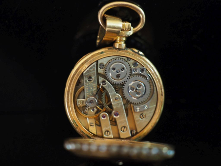 Ravissante montre de col Napoléon III en or jaune 750.  Cadran à chiff
