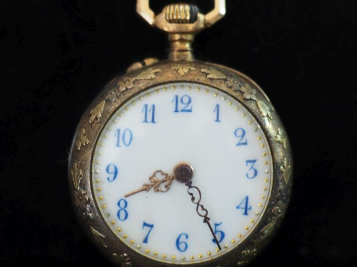 Petite montre de col Napoléon III de style Louis XVI en or jaune 750. 