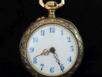 Vente aux enchères Petite montre de col Napoléon III de style Louis XVI en or jaune 750. 