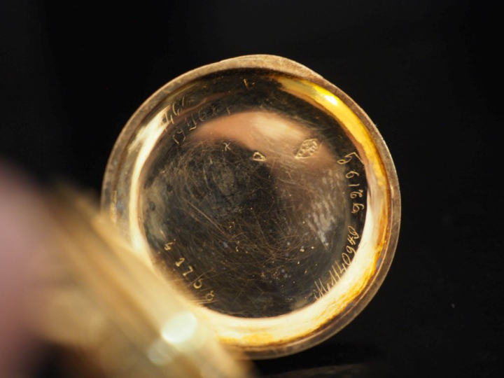 Petite montre de col Napoléon III de style Louis XVI en or jaune 750. 