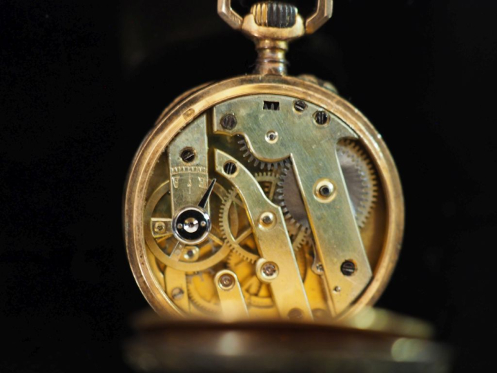 Petite montre de col Napoléon III de style Louis XVI en or jaune 750. 