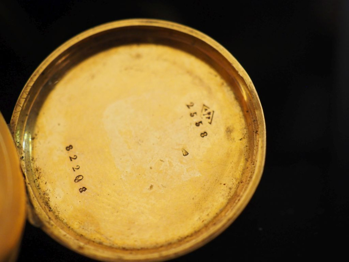 Montre de col Napoléon III en or jaune 750.  Cadran à chiffres romains