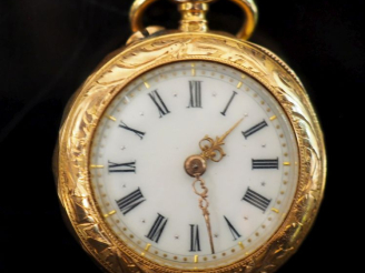 Vente aux enchères CAUVET, à Beziers Petite montre de col Napoléon III en or jaune 750.  