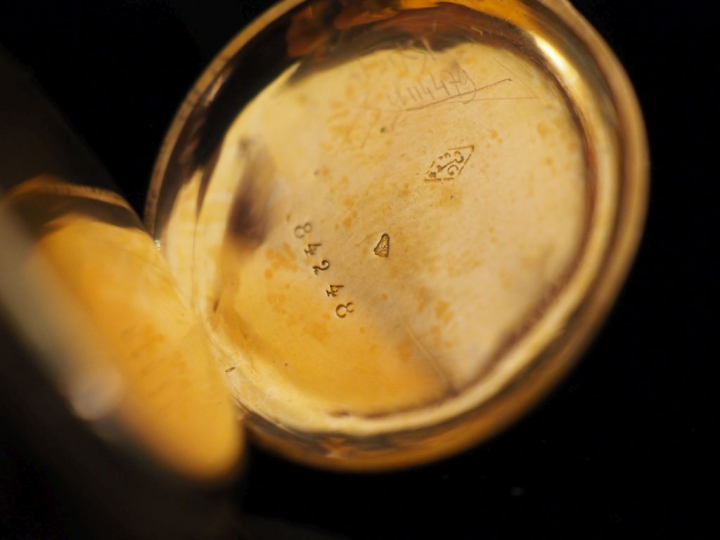 CAUVET, à Beziers Petite montre de col Napoléon III en or jaune 750.  