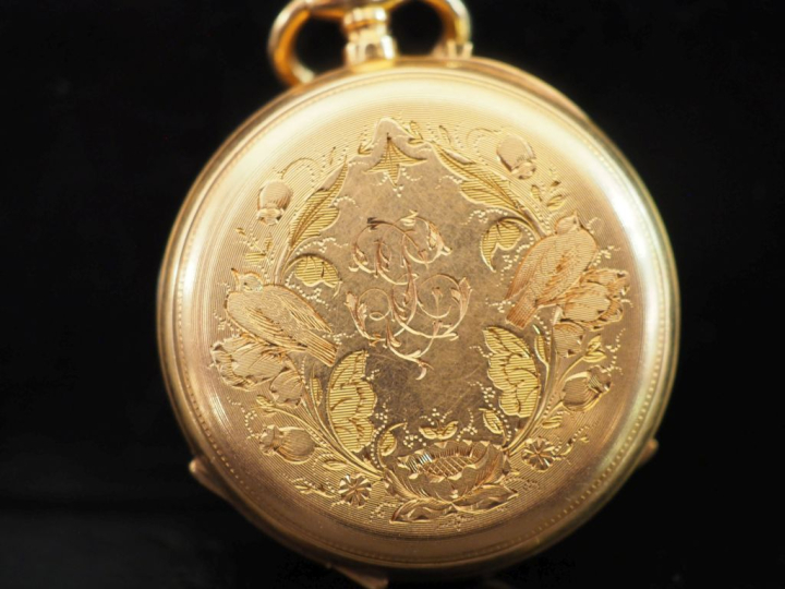 DOMERGUES Petite montre de col Napoléon III en or jaune 750.  Cadran à