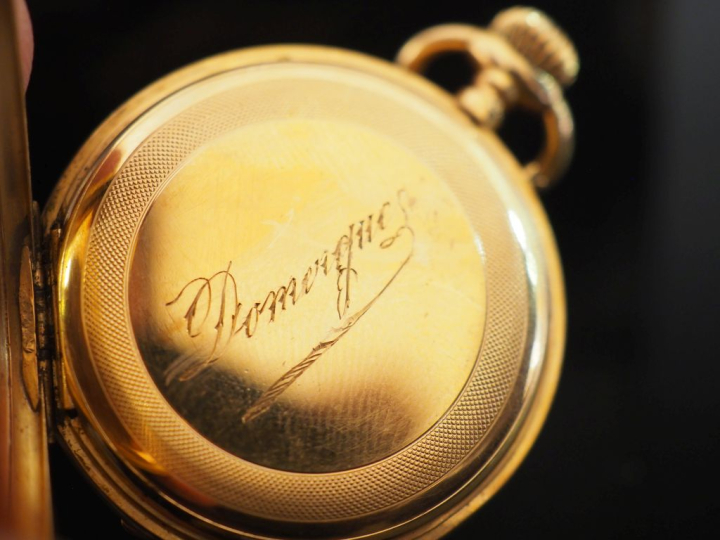 DOMERGUES Petite montre de col Napoléon III en or jaune 750.  Cadran à