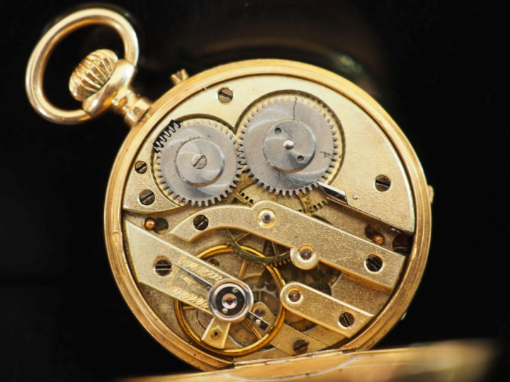 DOMERGUES Petite montre de col Napoléon III en or jaune 750.  Cadran à