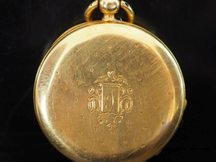 Montre de col Napoléon III en or jaune 750.  Cadran rond à chiffres ro