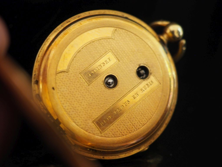 Montre de col Napoléon III en or jaune 750.  Cadran rond à chiffres ro