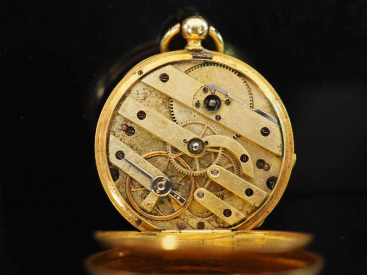 Montre de col Napoléon III en or jaune 750.  Cadran rond à chiffres ro