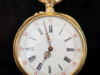 Vente aux enchères Montre de col Napoléon III en or jaune 750.  Cadran à chiffres romains