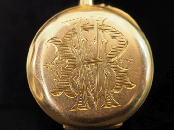 Montre de col Napoléon III en or jaune 750.  Cadran à chiffres romains