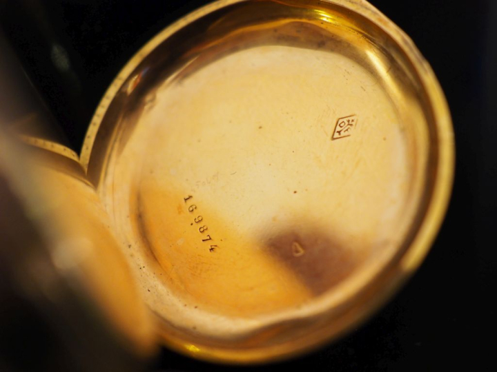 Montre de col Napoléon III en or jaune 750.  Cadran à chiffres romains