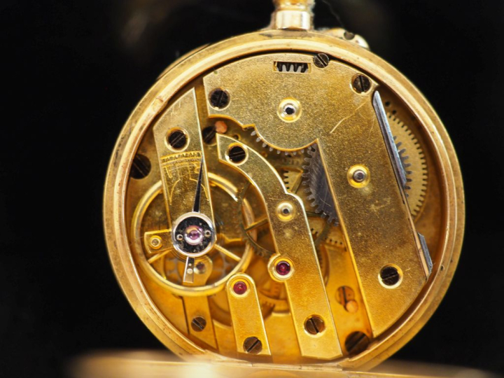 Montre de col Napoléon III en or jaune 750.  Cadran à chiffres romains