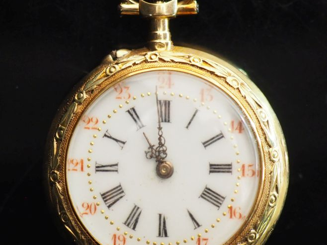 Petite montre de col Napoléon III de style Louis XVI en or jaune 750. 