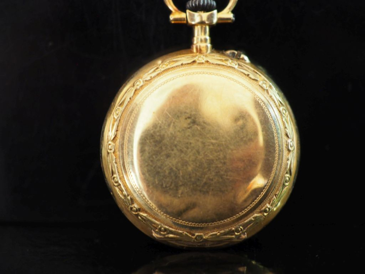 Petite montre de col Napoléon III de style Louis XVI en or jaune 750. 