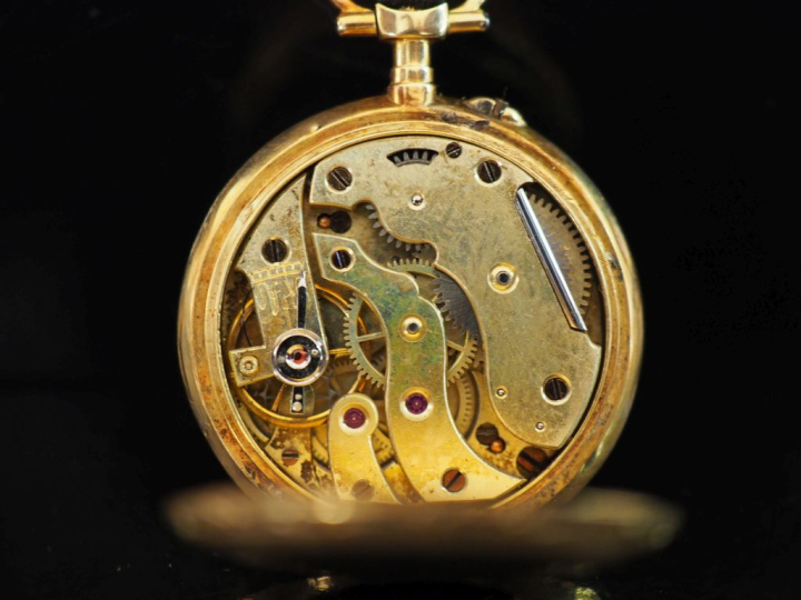 Petite montre de col Napoléon III de style Louis XVI en or jaune 750. 
