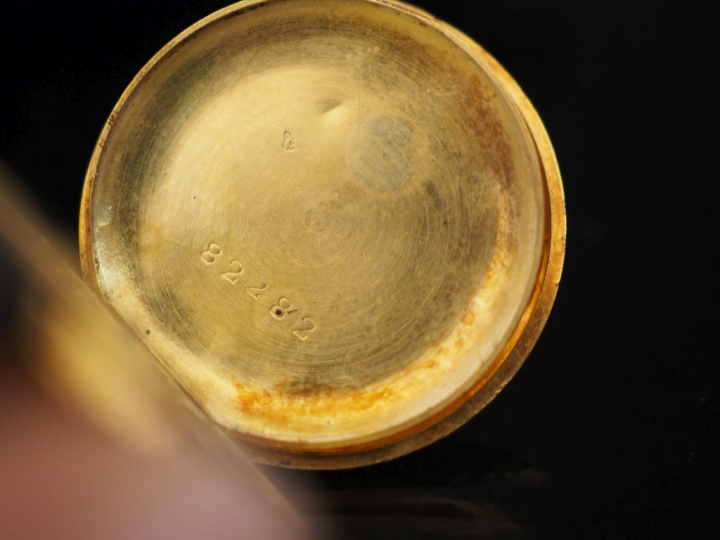 Petite montre de col Napoléon III de style Louis XVI en or jaune 750. 