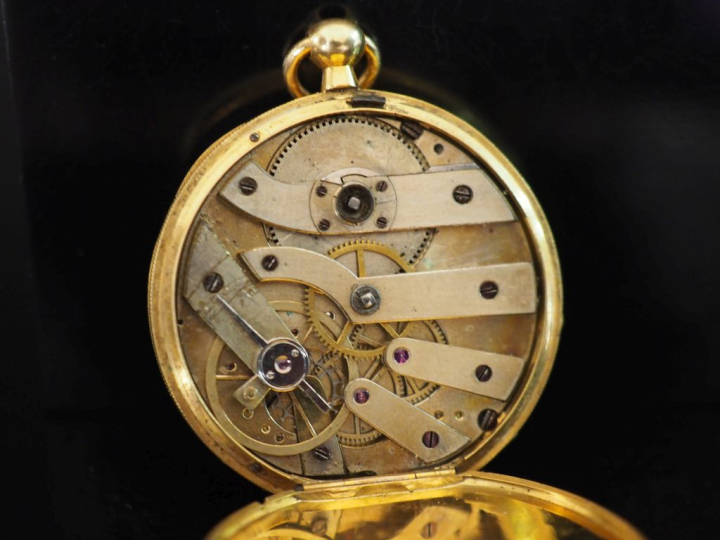 Montre de col Napoléon III en or jaune 750.  Cadran à chiffres romains