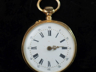 Vente aux enchères Montre de col Napoléon III en or jaune 750.  Cadran à chiffres romains