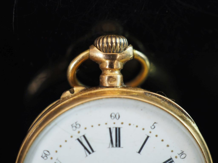 Montre de col Napoléon III en or jaune 750.  Cadran à chiffres romains