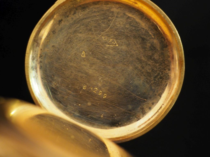 Montre de col Napoléon III en or jaune 750.  Cadran à chiffres romains