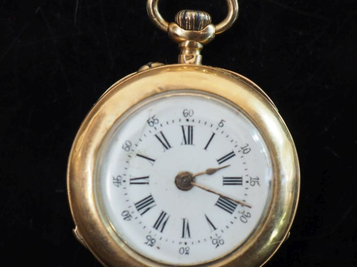 Montre de col Napoléon III en or jaune 750.  Cadran à chiffres romains