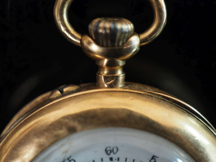 Montre de col Napoléon III en or jaune 750.  Cadran à chiffres romains