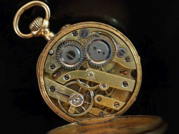 Montre de col Napoléon III en or jaune 750.  Cadran à chiffres romains