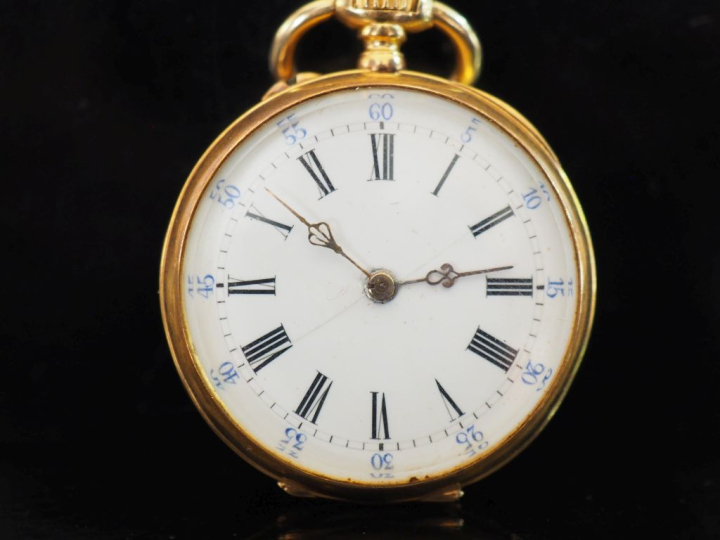 Montre de col en or jaune 750.  Cadran à chiffres romains pour les heu