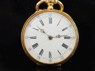 Vente aux enchères Montre de col en or jaune 750.  Cadran à chiffres romains pour les heu