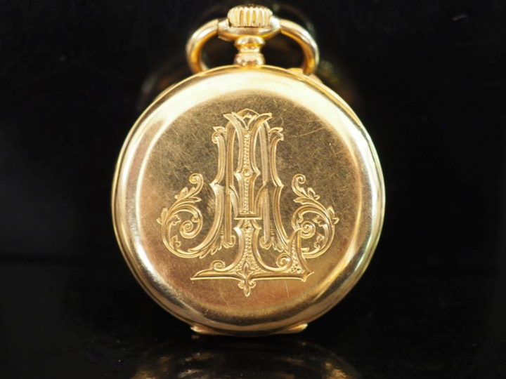 Montre de col en or jaune 750.  Cadran à chiffres romains pour les heu