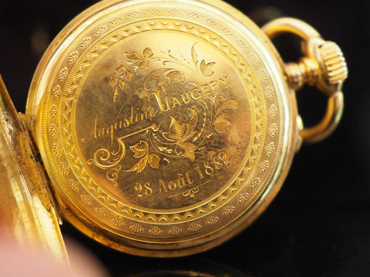 Montre de col en or jaune 750.  Cadran à chiffres romains pour les heu