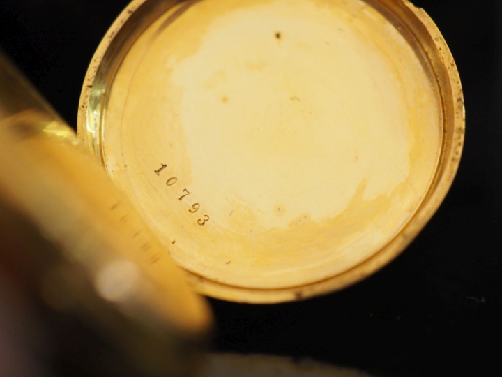 Montre de col en or jaune 750.  Cadran à chiffres romains pour les heu