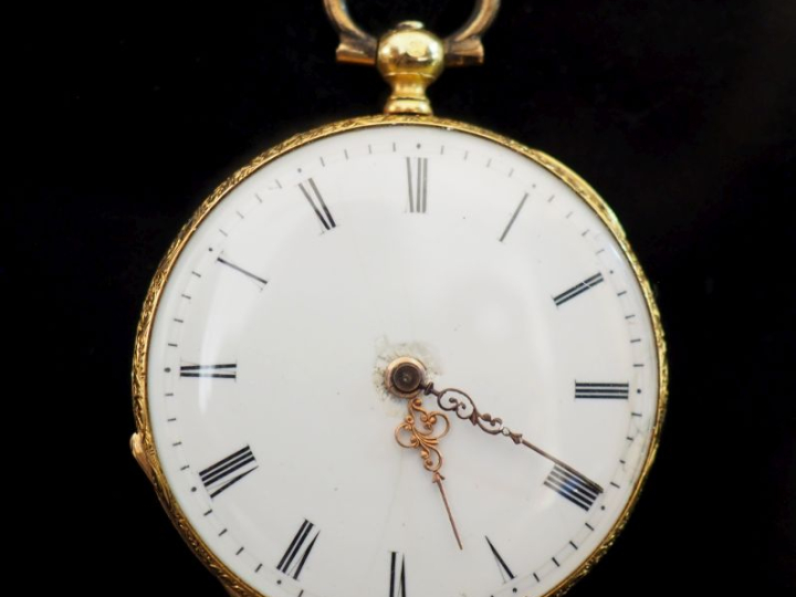 Montre de col en or jaune 750.  Cadran à chiffres romains pour les heu