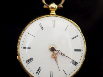 Vente aux enchères Montre de col en or jaune 750.  Cadran à chiffres romains pour les heu