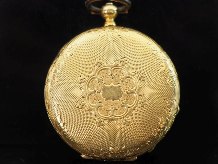 Montre de col en or jaune 750.  Cadran à chiffres romains pour les heu