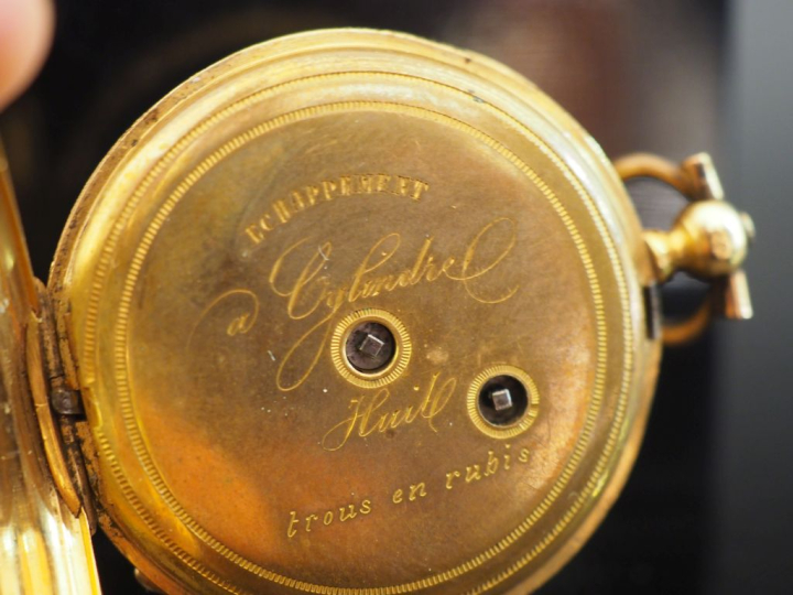 Montre de col en or jaune 750.  Cadran à chiffres romains pour les heu