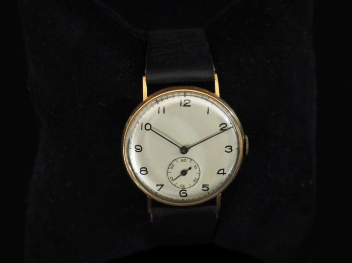 Montre bracelet, boitier en or jaune 750.  Cadran à chiffres arabes po