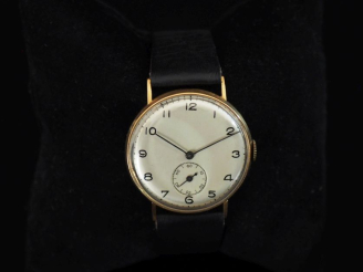 Vente aux enchères Montre bracelet, boitier en or jaune 750.  Cadran à chiffres arabes po