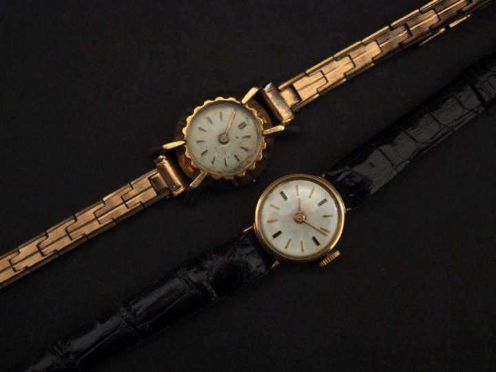 Ensemble comprenant deux différentes montres bracelet de dame, boitier