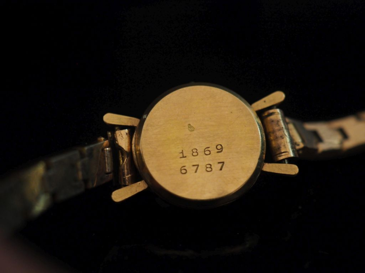 Ensemble comprenant deux différentes montres bracelet de dame, boitier