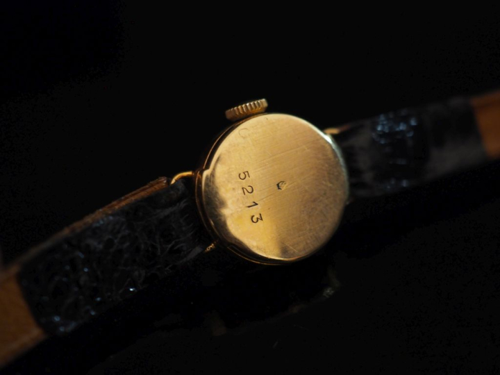 Ensemble comprenant deux différentes montres bracelet de dame, boitier